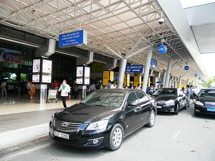 Dịch vụ xe 4 chỗ sân bay Tân Sơn Nhất chất lượng cao của Thuê xe Huy Đạt có giá cạnh tranh